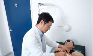 Người đàn ông mắc căn bệnh cực hiếm trên thế giới, 7 năm liền 'ăn vào nôn ra'