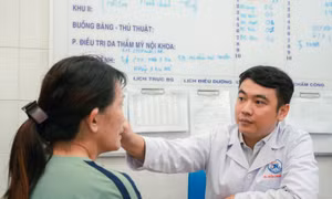 Người phụ nữ bị lật hai mi dưới sau làm đẹp