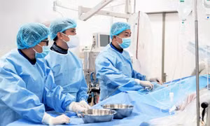 Bác sĩ Việt Nam tái thông mạch vành, cứu sống du khách Pháp bị nhồi máu cơ tim cấp