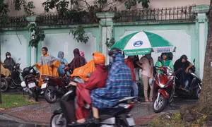 TP Hồ Chí Minh: Phụ huynh, học sinh 'đội' mưa đi làm thủ tục dự thi tốt nghiệp THPT