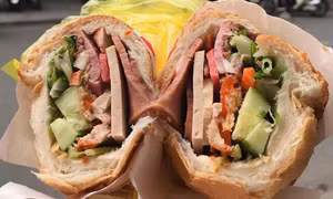 Nguyên nhân khiến 82 người bị ngộ độc sau khi ăn bánh mì tại Quảng Trị