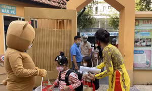 Học sinh TP Hồ Chí Minh hớn hở đến trường, được lì xì trong ngày đầu tiên đến lớp