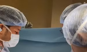 Hi hữu thai nhi nằm gọn trong khối u xơ nặng 8kg khi còn trong bụng mẹ