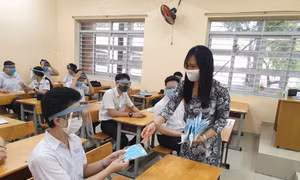 Học sinh TP Hồ Chí Minh ngày đầu đến trường sau gần 3 tháng nghỉ vì dịch COVID-19