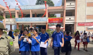 Thi tốt nghiệp THPT 2025: Thí sinh TP Hồ Chí Minh than đề thi tiếng Anh dài, nhiều từ mới