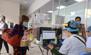 TP Hồ Chí Minh yêu cầu xét nghiệm tầm soát COVID-19 người đi khám bệnh có triệu chứng ho, sốt, đau họng