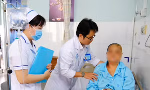 Phẫu thuật lấy khối u màng não ở vị trí phức tạp cho cụ bà 73 tuổi có bệnh nền