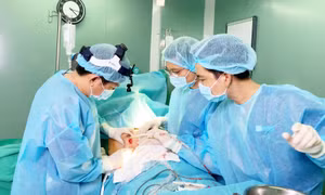 Ngực bị lở loét, trào dịch vì bị 'bỏ quên' gạc y tế khi đi nâng ngực