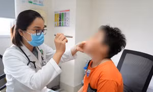 Sợi dây thun cột tóc nằm trong mũi bé trai suốt 2 tháng