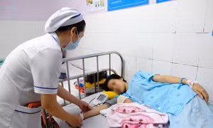 Thai phụ 39 tuần sốc phản vệ sau khi ăn ốc, bác sĩ mổ khẩn cứu hai mẹ con