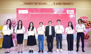 UEF trao hơn 20 tỷ đồng học bổng cho sinh viên trong Lễ khai giảng