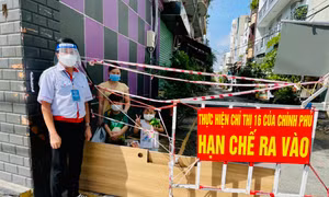 Người thầy 'xông vào tâm dịch', dìu học sinh vượt qua 'dông bão'