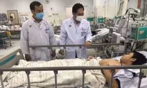 Phẫu thuật cho hai học sinh bị chấn thương nặng vì cây phượng bật gốc