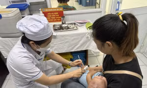 TP Hồ Chí Minh: Trên 2.000 trẻ đã được tiêm vaccine 5 trong 1 miễn phí
