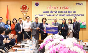 Bộ Y tế tiếp nhận 500.000 liều vaccine sởi để phân bổ về các địa phương có dịch
