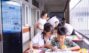 Rộn ràng ngày khai giảng đặc biệt của bệnh nhi trong các bệnh viện 