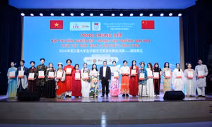 ‘Tay trái chỉ trăng’ giúp UEF giành giải Nhất thể loại hát tại cuộc thi Việt - Trung