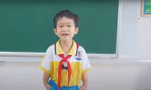 Cậu bé hát dân ca ‘gây bão’ mạng xã hội được ‘phù thủy phẫu thuật’ nối dài cánh tay dị tật