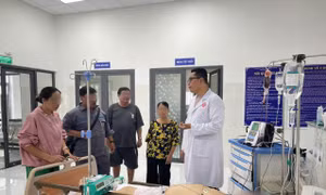 Bác sĩ luân phiên cứu sống bệnh nhân nguy kịch tại Côn Đảo trong bão Bualoi