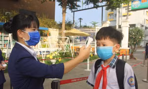 Học sinh đi học trở lại sau dịch, phụ huynh loay hoay với lịch học của con