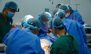 Tái tạo lưỡi bằng vạt đùi trước ngoài cho bệnh nhân ung thư lưỡi
