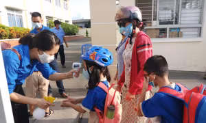 Học sinh TP Hồ Chí Minh háo hức trong ngày đầu tiên trở lại trường sau thời gian nghỉ do dịch COVID-19