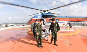 Trực thăng xuyên đêm đưa 2 công nhân nguy kịch từ đảo Trường Sa vào đất liền điều trị 