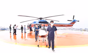 Hai bệnh nhân nguy kịch từ đảo Song Tử Tây và Sinh Tồn được trực thăng đưa vào đất liền điều trị