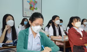 Học sinh, giáo viên TP Hồ Chí Minh rộn ràng ngày đầu trở lại trường học 