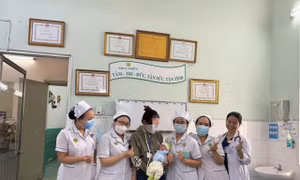 Bé sơ sinh tưởng bị bỏ rơi bất ngờ được bố mẹ đến bệnh viện đón về trong ngày cận Tết