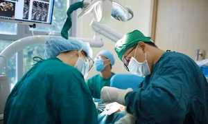 Tốn 300 triệu đồng làm răng sứ, người đàn ông bị stress do không ăn uống được