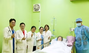 Bác sĩ Việt Nam đã đưa sản phụ người Singapore về nước an toàn 