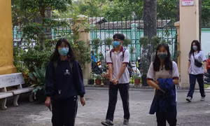 Học sinh TP Hồ Chí Minh bắt buộc đeo khẩu trang khi đến trường