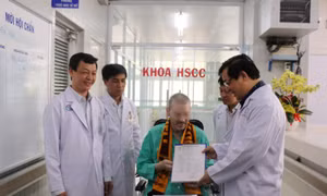 Bệnh nhân phi công người Anh đã xuất viện và được về nước 
