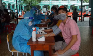 TP Hồ Chí Minh kết hợp đội lấy mẫu và đội tiêm vaccine tại nhà cho người vùng nguy cơ cao