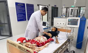 Bác sĩ từ đất liền ra Côn Đảo cấp cứu bệnh nhân tai nạn giao thông nguy kịch