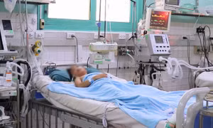 Bé gái 8 tuổi bị đa chấn thương nặng vì cửa cuốn