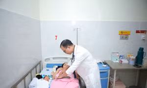 Truyền hơn 3 lít máu, cắt tử cung khẩn cấp cứu sống sản phụ bị băng huyết sau sinh