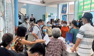 TP Hồ Chí Minh: Lo sợ biến thể mới, người dân xếp hàng đi tiêm vaccine phòng COVID-19