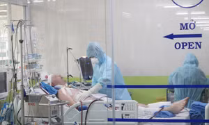 Phổi của bệnh nhân số 91 phi công người Anh bị tổn thương cấp và nhiễm trùng 