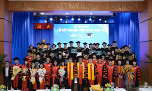 Trường Đại học Mở TP Hồ Chí Minh trao bằng Tiến sĩ và Thạc sĩ năm 2025