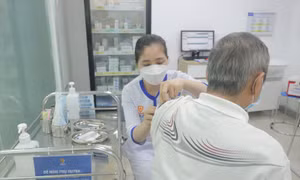 TP Hồ Chí Minh: Lo ngại dịch cúm, người dân chủ động đi tiêm vaccine tăng cao