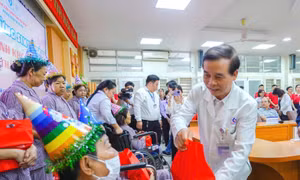 Người bệnh lọc máu xúc động khi lần đầu tiên được tổ chức sinh nhật