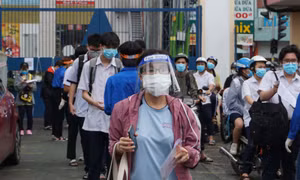 Thí sinh TP Hồ Chí Minh làm thủ tục dự thi tốt nghiệp THPT trong hoàn cảnh 'đặc biệt'