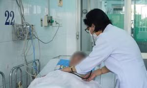 Nhập viện cấp cứu vì ăn xác nhộng ve sầu nhưng tưởng ‘đông trùng hạ thảo’