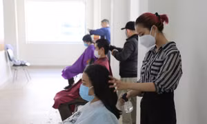 Các y bác sĩ được cắt tóc miễn phí tại bệnh viện để yên tâm chống dịch