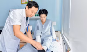 Phẫu thuật vi phẫu tái tạo xương chày thành công cho bệnh nhân viêm xương tủy mạn tính