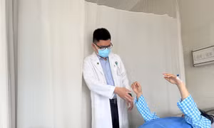 Người phụ nữ đột ngột bị mất ý thức sau khi thức dậy