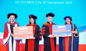 Đại học 190 năm tuổi trao học bổng hơn 2 tỷ cho tân cử nhân tốt nghiệp chương trình Anh Quốc của UEF