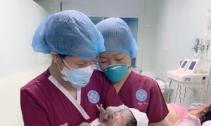 Sản phụ sinh thường một bé trai nặng hơn 5,1kg 